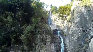 Hố trời có khoảng 20 tầng, mỗi tầng là một điều thú vị, du khách đến đây chủ yếu là khám phá