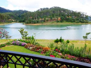 Hồ Tuyền Lâm đẹp , nước trong xanh