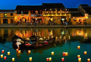 Thả hoa đăng vào đầu tháng và giữa tháng ở Hội An