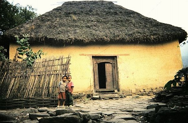 Một ngôi nhà trình tường để trắng cái lạnh ngày đông ở Hồng ngài
