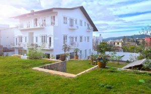 Khách sạn Lữ Tấn nằm giữa Đà Lạt với thiết kế độc đáo, nội thất đẹp