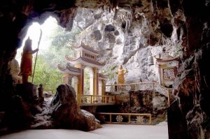 Chùa trong núi ở Kẽm Trống, nơi đây có hang động tuyệt đẹp, nhũ đá lấp lánh