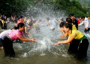 Nhiều hoạt đọng đặc sắc trong lễ hội té nước, cầu mùa màng bội thu