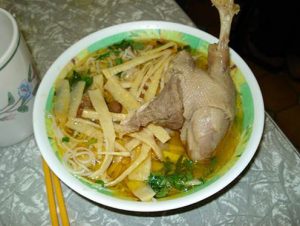 Thịt gà nấu măng chua