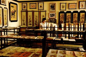 Tranh được bày bán trong của hàng lớn