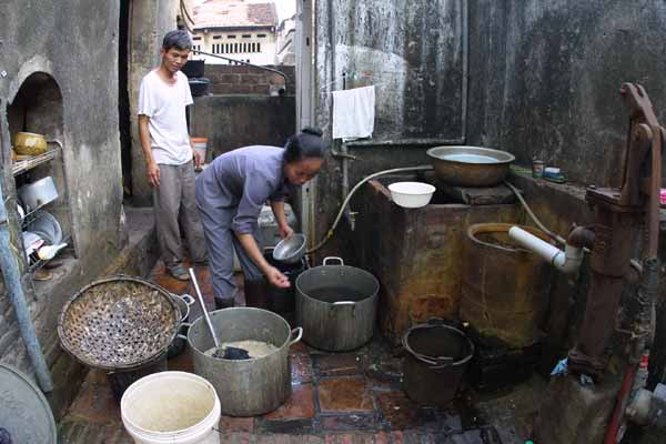 Một công đoạn nấu rượu ở làng Vân
