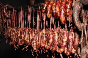 Lạp sườn hun khói đặc trưng ở Bắc Kạn với mùi thơm ngon, khác lạ
