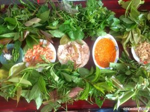 Lá rừng được lựa chọn cẩn thận , được nấu với tôm, thịt
