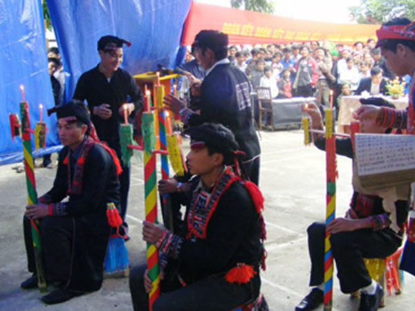 Nhừng chàng trai người Dao trong lễ hội cấp sắc