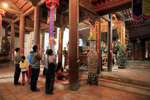 Người dân thành kính thắp hương lên bàn thờ Phật mẫu