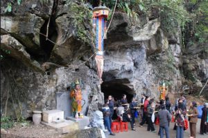 Người dân tham gia trẩy hội chùa hang