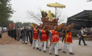 Một đoàn rước kiệu ở lễ hội chùa Vĩnh Nghiêm