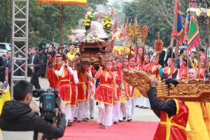 Đoàn rước kiệu tiến vào lễ chùa