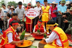 Lễ thi gói bánh chưng ở đền Hùng