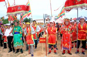 Bắt đầu cho phần bơi chải trong lễ hội đình Quan Lạn