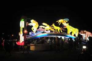 Đèn lồng với hình ảnh cóc kiện trời
