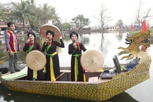 Chị hai hát câu quan họ tại lễ hội đèn Vua Bà