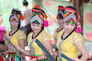 Những cô gái Thái trong lễ hội Xên Mường