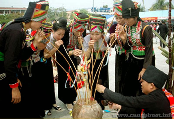 Lễ hội Xen Pang Ả là tín ngưỡng thờ cúng các siêu nhiên nhằm cầu một năm bình an, hạnh phúc