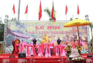 Hoạt động văn hóa múa hát trong lễ hội chùa Vĩnh Nghiêm