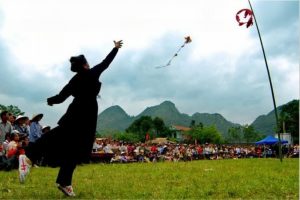 Ném còn là một trò chơi được nhiều người háo hức chờ đợi, người dân quan niệm rằng khi quả còn đi qua hồng tâm thì cả năm dân làng may mắn