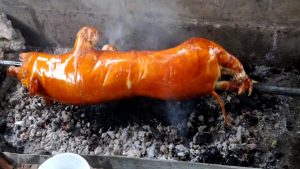 Lớp da phồng giòn, lớp nạc trắng hồng dậy mùi thơm của lá lác mật hòa quyện với một ong lá hùng lìu càng làm ngát hương thơm.