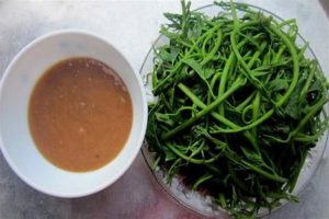 Rau lang luộc chấm với mắm cáy vẫn là ngon nhất