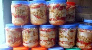 Người Lạng xem món ăng ớt và mắc mật ngâm lá là món ăn quen thuộc trong mỗi bữa ăn