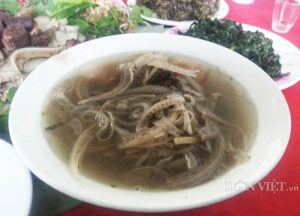 Canh loóng được làm từ nõn chuối nấu với nước luộc thịt