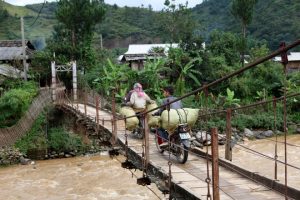Cây cầu vào bản làng ở Mường La