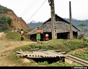 Một ngôi nhà chênh vênh bên sườn núi