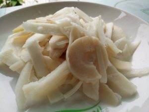 Măng chua thơm ngon, dùng để nấu với thịt hay cá đều ngon