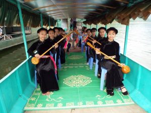 Nà Hang phục vụ du khách nghe nhạc dân gian cảu dân tộc