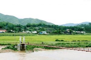 Câu cầu nắc qua dòng sông Nậm Mu về bản Nà Luồng