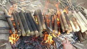 Cơm lam được nấu trong ống tre
