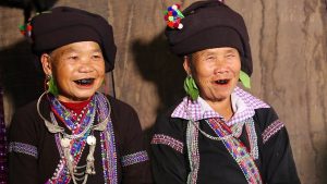 Gam màu chủ đạo của người Lào là màu đen, có kèm thêm các họa tiết bắt mắt