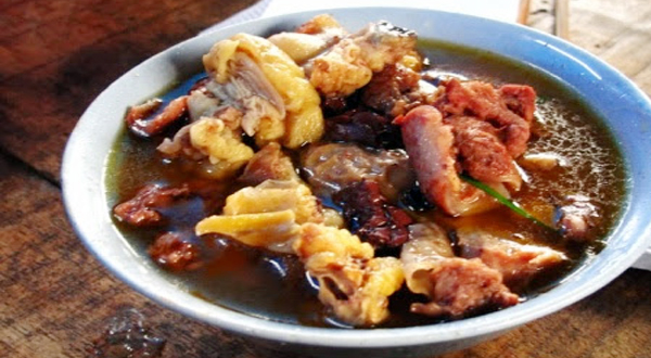 Nậm Pịa chính là tiết đông, đuôi, dạ dày, cuống tim, ruột non của bò hoặc de được nấu sệt.