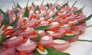 Nem chua đại từ không để lên men mà được nướng trên bếp than
