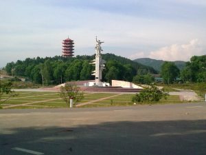 Tượng đài ở ngã ba Đồng Lộc