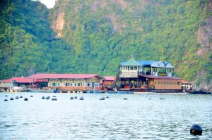 Khu nuôi ngọc trai trên biển Hạ Long