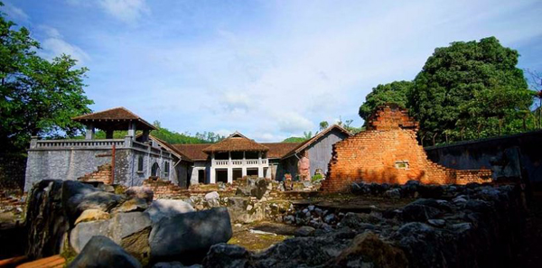 Nhà tù Sơn La đổ nát hoang tàn sau 2 lần bị Pháp và Mỹ ném bom