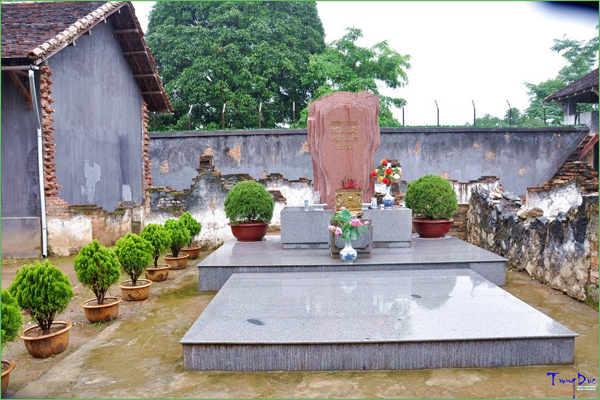 Bia tưởng niệm liệt sĩ trong khuôn vên nhà tù Sơn La
