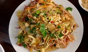 Nộm da trâu sần sật, đanh đanh, có hương thơm củ rau mùi tàu, mùi ta, vị bùi bùi của đậu phộng cùng vị chua thanh của măng rừng ngâm ngấm rất thú vị
