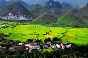 Phía sau núi đôi có dòng sông Nậm tương truyền là nước mắt nàng tiên