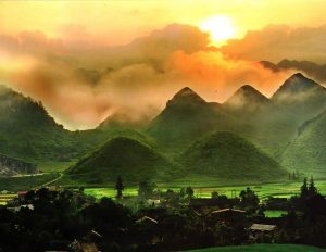 Núi đôi khi hoàng hôn buông xuống