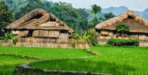 Xóm làng ở xung quanh núi đôi Quản Bạ
