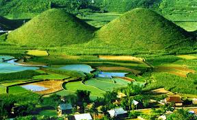 Núi đôi Quản Bạ đẹp trong sắc áo xanh non
