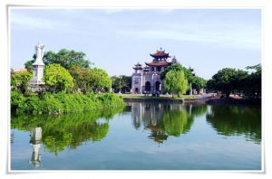 Phía trước nhà thờ có một hồ nước, giữa hồ có một hòn đảo xanh mát, rợp bóng cây, trên đảo có tượng chúa Giê su dang tay