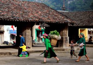 Những người dân tộc trên Phố cổ là điểm nhấn cho sắc màu văn hóa