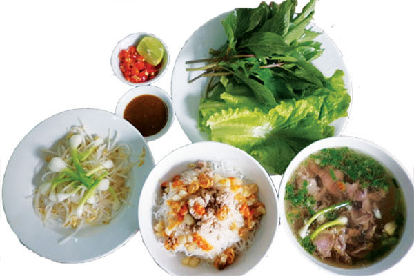 Phở khô cầu kì trong cách ăn.Từ tô phở tươi, đến giá, tô nước dùng và rau, kèm theo tương, xì dầu...